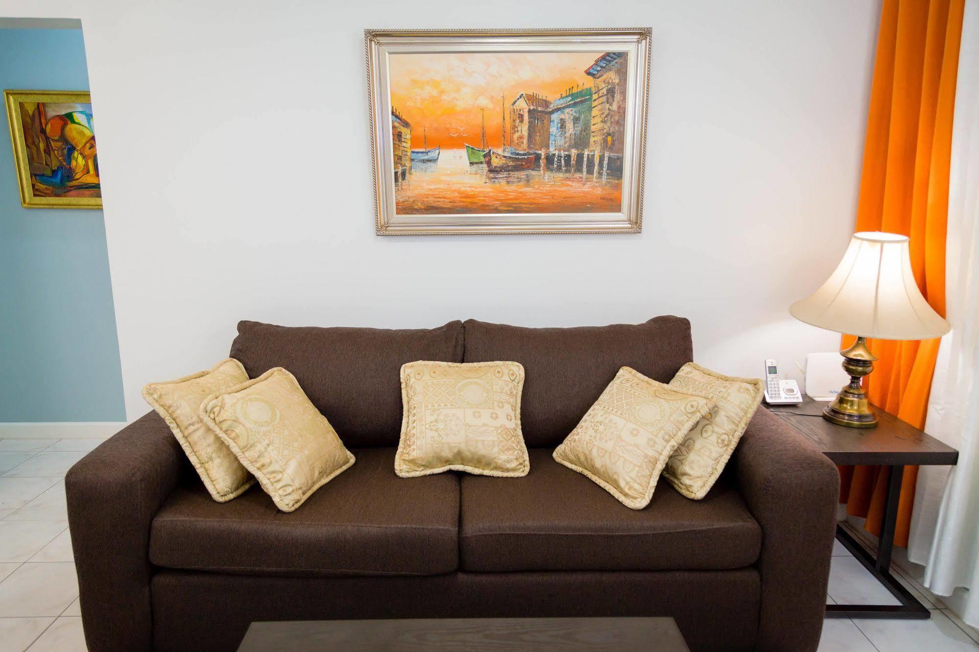 Centrally Located Guest Apartments Kingston Buitenkant foto