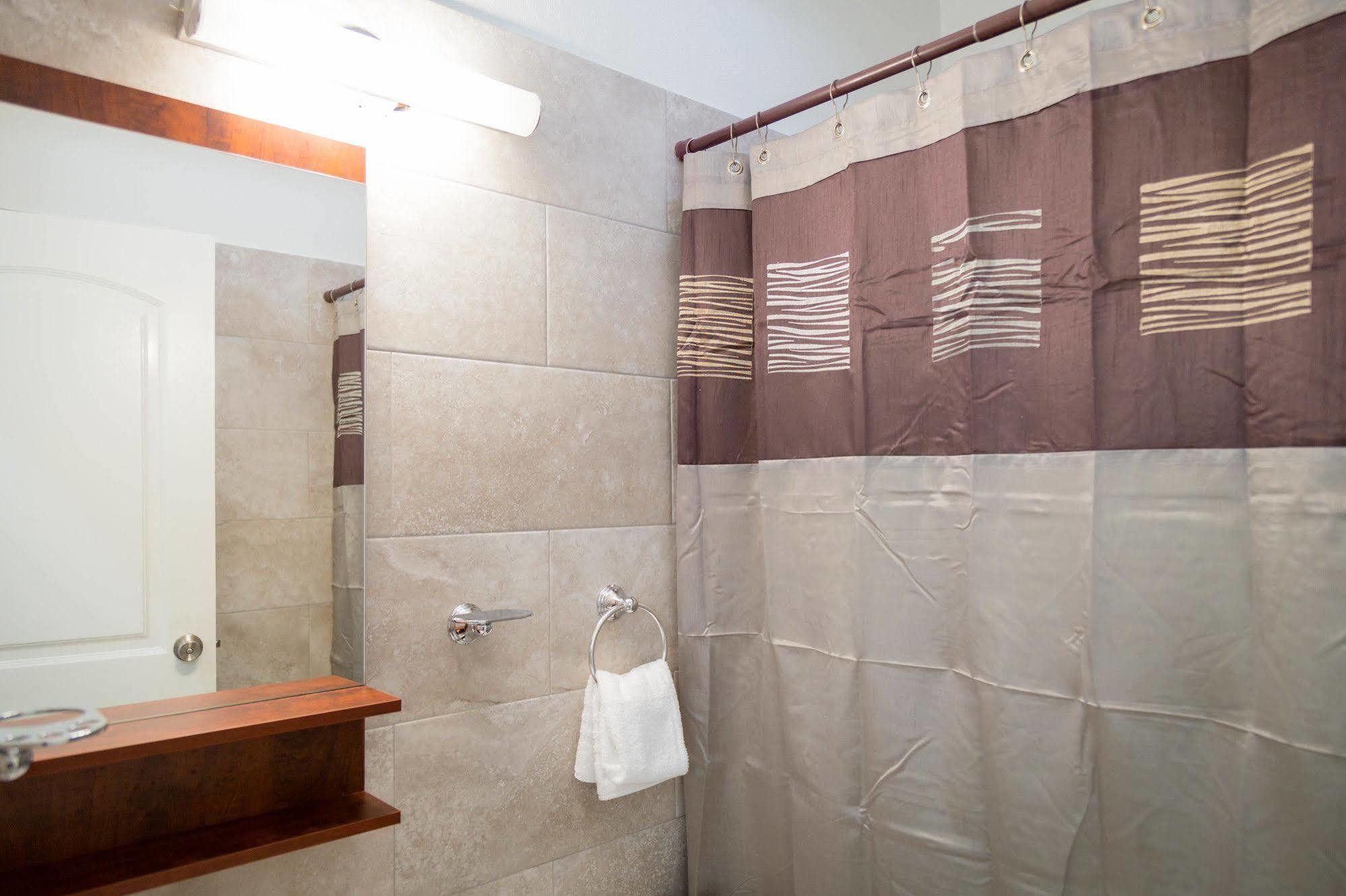 Centrally Located Guest Apartments Kingston Buitenkant foto